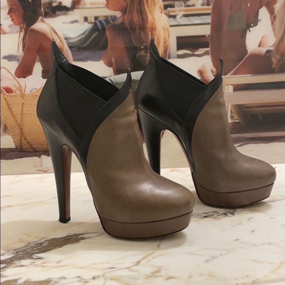 Alaïa Woman Leather Platform Ankle Boots